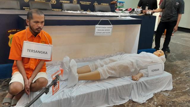 Tersangka mutilasi M. Ecky Listiantho (34) saat menjalani rekonstruksi (Ady Anugrahadi).