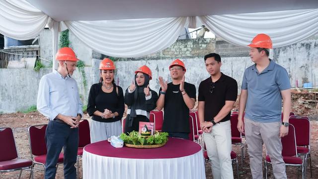 Gaya Modis Aurel Hermansyah saat Peletakan Batu Pertama Lapangan Padel Miliknya (Foto: Instagram @aurelie.hermansyah)