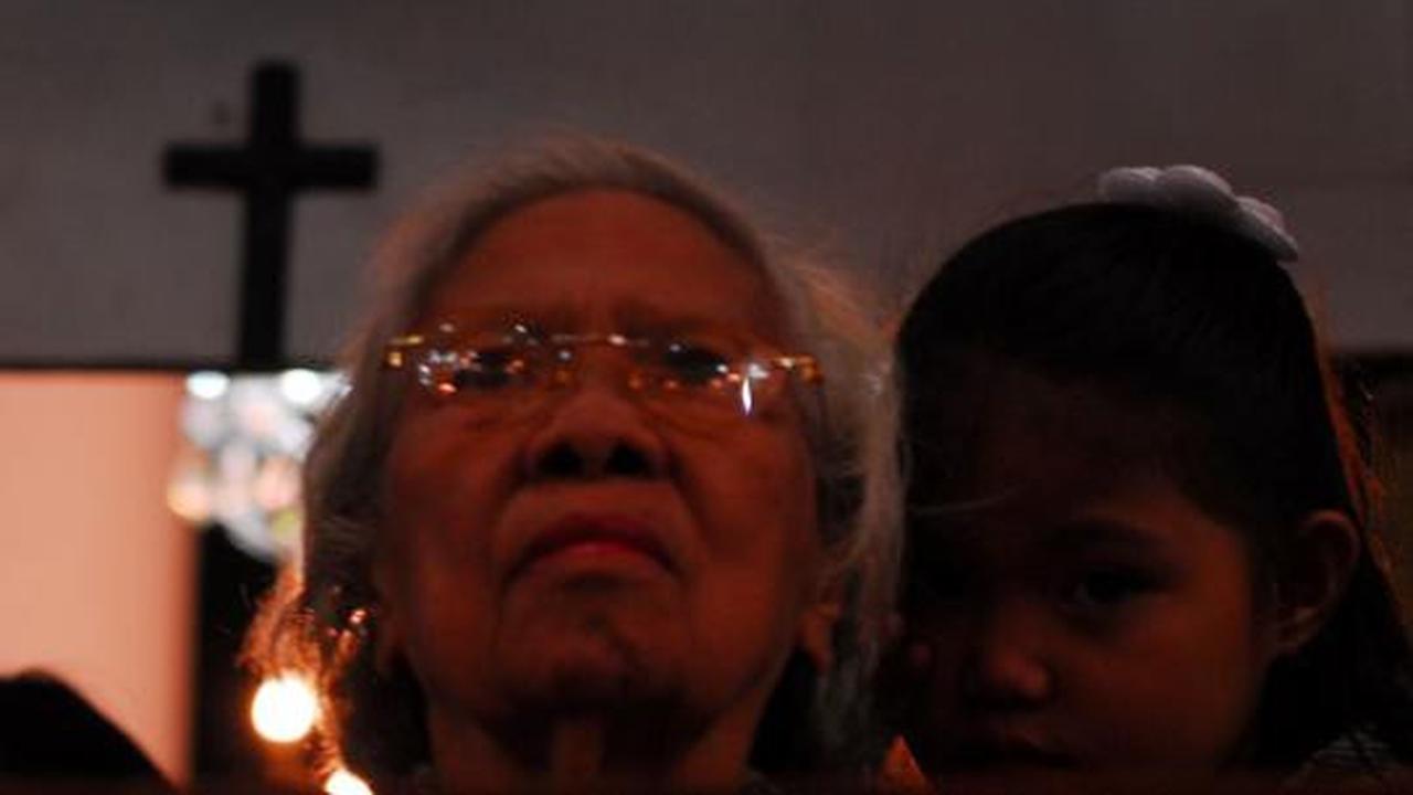 Umat Kristiani di Jakarta lakukan ibadah malam Natal