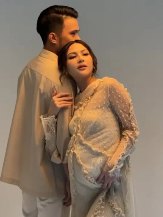 Di sesi lain, Jessica Mila kenakan dress lengan panjang lace dengan detail ruffle yang manis [@cherryjks]