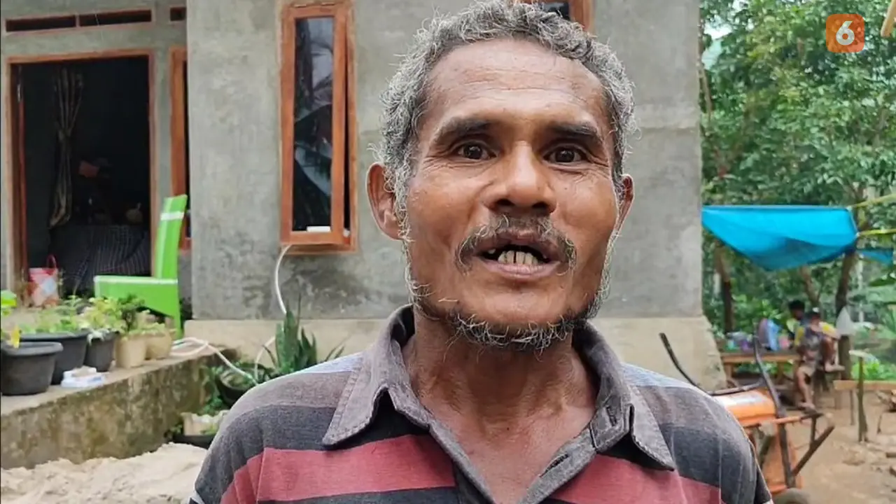 Amran Batubara, Kepala Keluarga yg Pernah Tinggal di Pos Jaga Kandang Sapi. (Rabu, 13/06/2024). (Yandhi Deslatama/Liputan6.com).