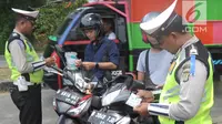 Petugas Polantas dan Dishub memeriksa kelengkapan surat pengendara dalam Operasi Zebra Jaya 2018 di kawasan Cinere, Depok, Selasa (30/20). Gelar operasi zebra ini bertujuan untuk menurunkan angka pelanggaran lalu lintas. (Merdeka.com/Arie Basuki)