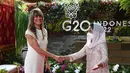 <p>Tak ketinggalan, Maria Begona Gomez Fernandez istri Perdana Menteri Spanyol disambut hangat. Iriana Jokowi pun terlihat menyambutnya dengan jabatan tangan. [Foto: Biro Pers Istana Negara]</p>