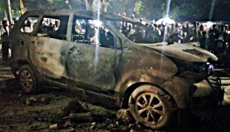 Bangkai mobil Toyota Avanza usai kebakaran berhasil dipadamkan. (Istimewa) 
