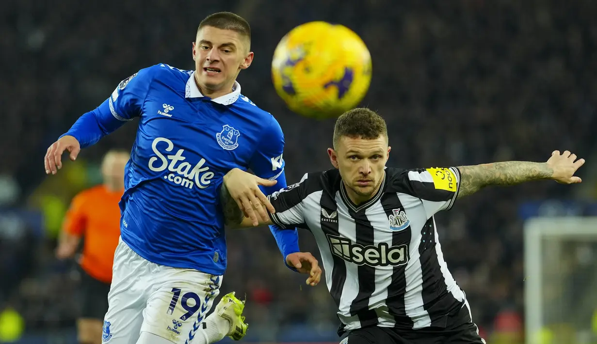 Berkat hasil ini, Everton pun berhasil keluar dari zona degradasi. (AP Photo/Jon Super)