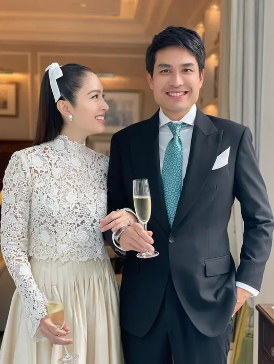 Sementara itu, Oak Phakwa tampil gagah dengan setelan hitam dan dasi berwarna hijau turquois. [@achirakul]