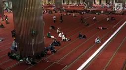 Umat muslim memenuhi Masjid Istiqlal saat malam takbiran, Jakarta, Selasa (4/6/2019). Ratusan umat muslim berdatangan ke Masjid Istiqlal untuk merayakan malam takbir jelang melaksanakan salat Idul Fitri 1440 Hijriah. (Liputan6.com/Helmi Fithriansyah)