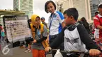Seorang petugas BNNP memberikan penjelasan tentang narkoba kepada seorang anak di CFD, Jakarta, Minggu (5/2). Soasialisi tersebut dilakukan untuk memberikan pengetahuan kepada masyarakat jenis narkoba dan bahaya narkoba. (Liputan6.com/Angga Yuniar)