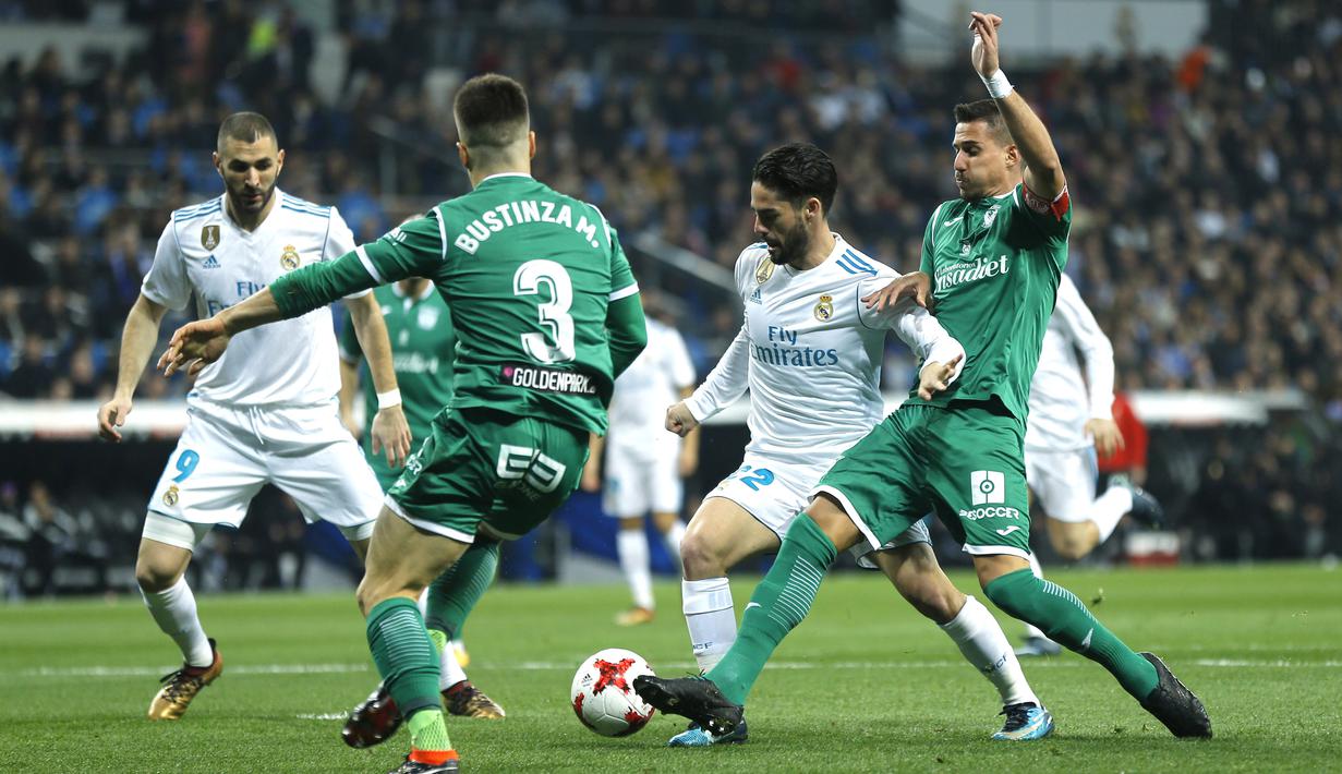 Aksi pemain Real Madrid, Francisco Roman "Isco", melewati adangan para pemain Leganes pada perempat final Copa del Rey di Santiago Bernabeu stadium, Madrid, (24/1/2018). Leganes menang 2-1. (AP/Francisco Seco)