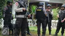 Petugas kepolisian Brimob Polda Metro Jaya mengerahkan anjing pelacak serta menyisir area tempat kejadian perkara (TKP) penggerebekan terduga teroris di setu, Tangerang Selatan, Banten, Rabu (21/12). (Liputan6.com/Helmi Affandi)