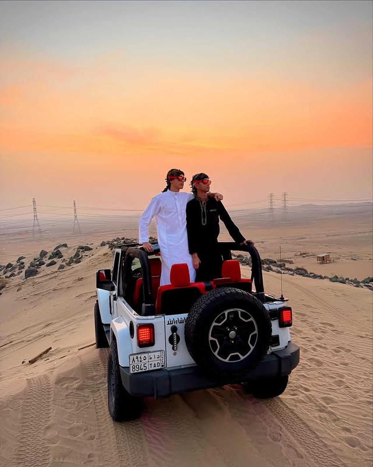 Kenakan Jubah dan Sorban, 7 Potret Eddy Meijer Anak Maudy Koesnaedi di Gurun Pasir bak Pangeran Dubai