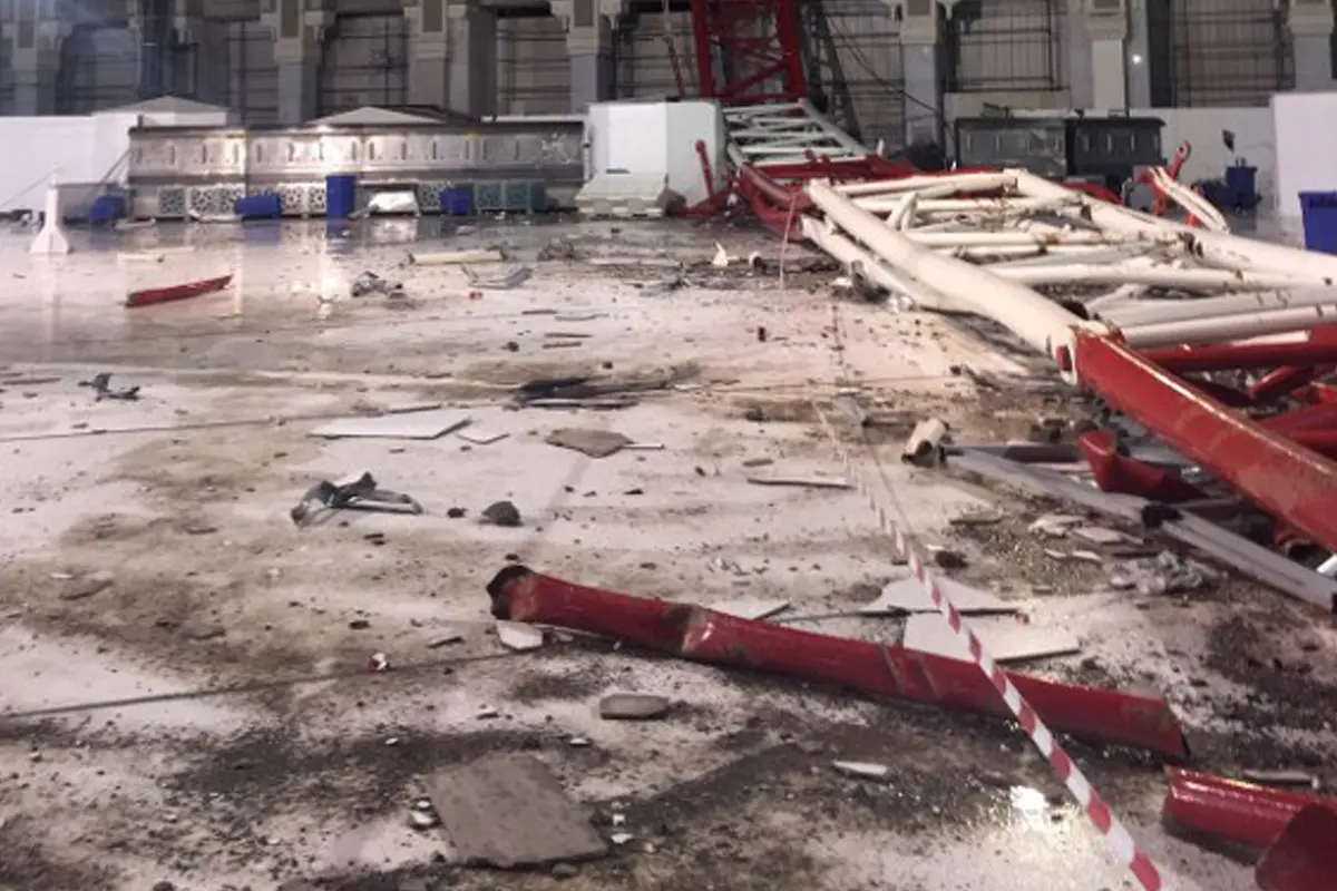 20150911-Sebuah Crane di Mekkah Jatuh dan Menimpa Jamaah, Termasuk WNI