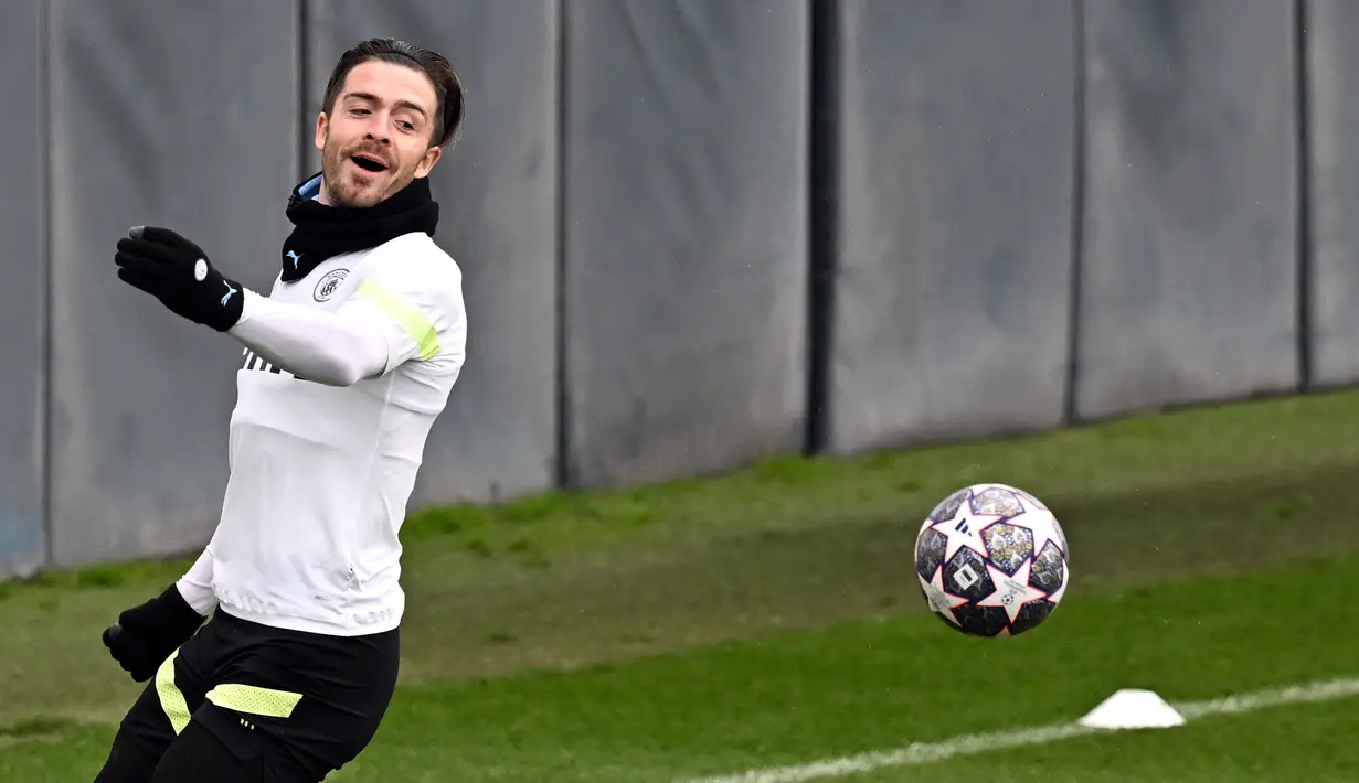 Pemain Manchester City Jack Grealish menjalani sesi latihan tim di tempat latihan Manchester City di Manchester, Inggris, 21 Februari 2023. Manchester City akan menghadapi RB Leipzig pada pertandingan sepak bola babak 16 besar Liga Champions. (Paul ELLIS/AFP)
