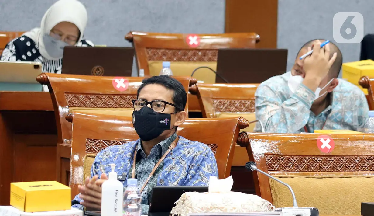 Menteri Pariwisata dan Ekonomi Kreatif Sandiaga Uno saat mengikuti rapat kerja dengan Komisi X DPR di Kompleks Parlemen, Senayan, Jakarta, Kamis (2/6/2022). Rapat tersebut membahas RKA-K/L dan RKP K/L Kemenparekraf Tahun 2023. (Liputan6.com/Angga Yuniar)