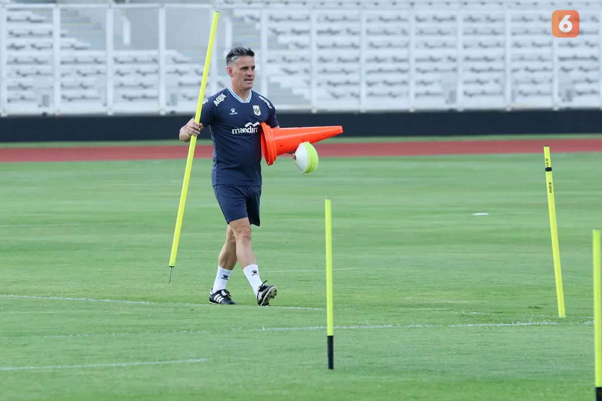 Foto: Sibuknya John Herdman Menyiapkan Perlengkapan Latihan Timnas Indonesia