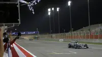 Pebalap Mercedes, Lewis Hamilton, menjuarai GP Bahrain (Reuters)