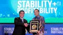 Direktur Utama BRI Suprajarto (kanan) menerima penghargaan dari Komisaris Utama PT Jurnalindo Aksara Grafika pada Bisnis Indonesia Award 2019 di Jakarta, Jumat (12/7/2019). Bank BRI mendapatkan penghargaan sebagai Bank Persero Terbaik dan CEO of The Year 2019. (Liputan6/com/HO/Rizki) 