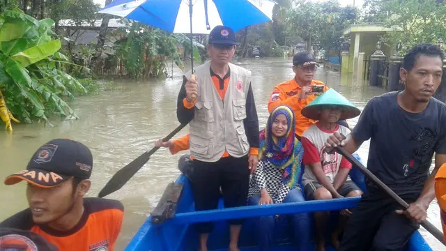 Petugas BPBD dan relawan mengevakuasi warga Kalijeruk, Kawunganten, Cilacap dalam banjir 2018 lalu. (Foto: Liputan6.com/BPBD CLP/Muhamad Ridlo)