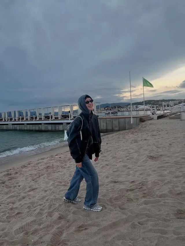 Gaya Rebel Stylish Kim Go Eun Jadi Human Chanel Keliling Italia, Tak Ragu Pamer Wajah Polos Tanpa Makeup