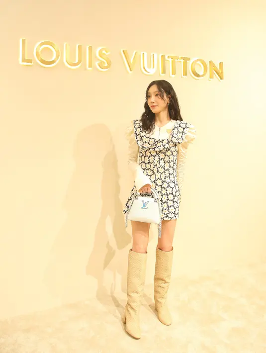 Outfit minimalis terlihat feminin berkat mini dress U-Neck bermotif bunga bernuansa hitam putih.