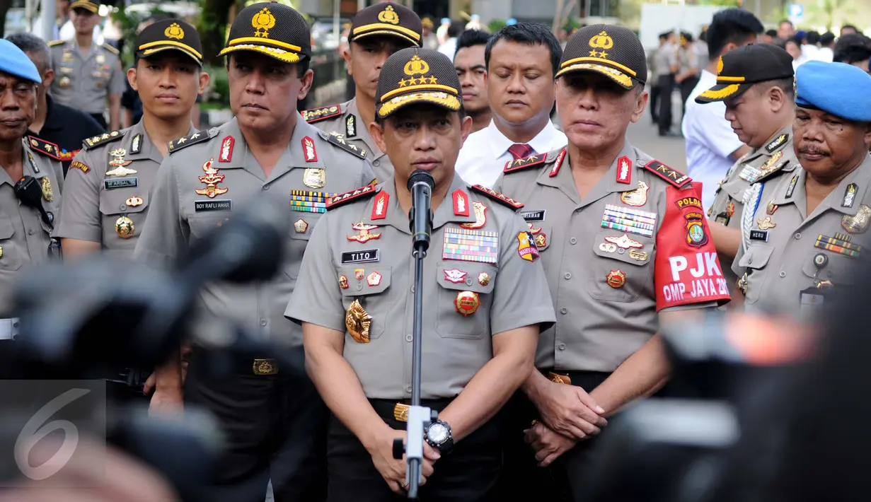 Kapolri Jenderal Tito Karnavian memberikan keterangan pers usai memberikan penghargaan kepada 87 anggota Polda Metro yang berhasil mengungkap kasus perampokan Pulomas dengan cepat. (Liputan6.com/Gempur M Surya)