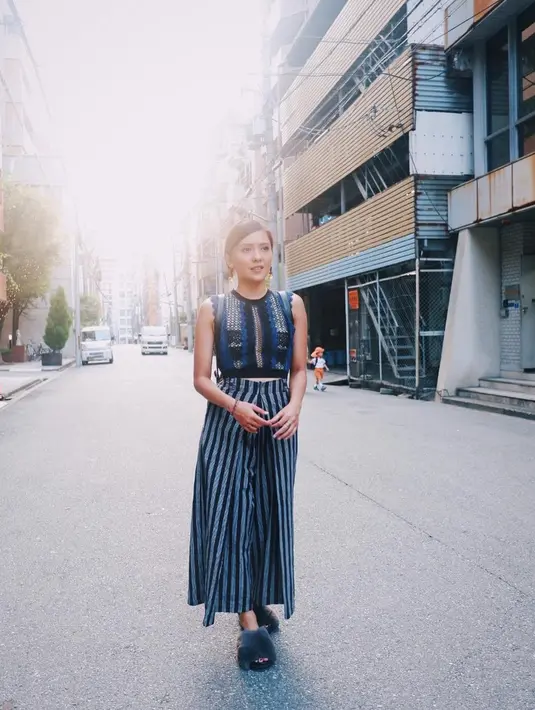 Sederet gaya busana Lala sepertinya sangat menginspirasi. Coba lihat, kali ini ia memilih dnegan nuansa etnik yang simple namun elegan. Semakin cantik kan aktris yang satu ini? (Instagram/lalakarmela)