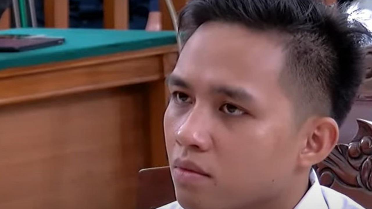 Wajah Richard Eliezer terlihat begitu pasrah saat menanti vonis yang akan dijatuhi terhadap dirinya atas kasus pembunuhan berencana Brigadir Nofriansyah Yosua Hutabarat alias Brigadir J.