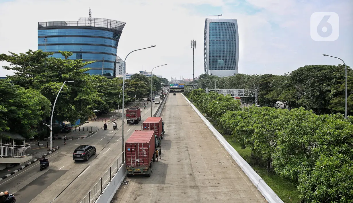 Kemacetan diakibatkan antrean truk kontainer yang ingin memasuki kawasan Pelabuhan Tanjung Priok, Jakarta untuk melakukan aktivitas bongkar muat. (Liputan6.com/Angga Yuniar)