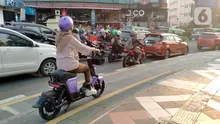 Warga mengendarai sepeda listrik saat berkeliling di jalur sepeda kawasan Kebun Raya Bogor, Kota Bogor, Jawa Barat, Minggu (25/9/2022). Pembiasaan penggunaan transportasi listrik dilakukan untuk menuju transportasi ramah lingkungan atau transportasi hijau. (Liputan6.com/Magang/Aida Nuralifa)
