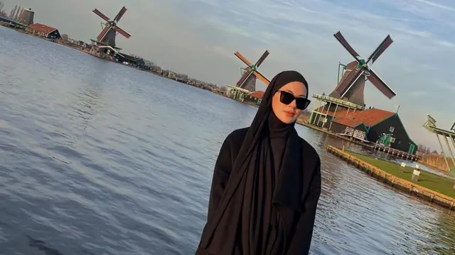 Outfit Serba Hitam Paula Verhoeven di Belanda (credit: https://www.instagram.com/paula_verhoeven/).