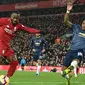 Gelandang Manchester United, Ashley Young, menghalau umpan gelandang Liverpool, Naby Keita, pada laga Premier League di Stadion Anfield, Liverpool, Minggu (16/12). Liverpool menang 3-1 atas MU. (AFP/Paul Ellis)