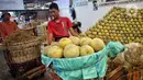 Menurut para pedagang, permintaan buah-buahan mengalami peningkatan saat bulan Ramadan dibanding hari-hari biasa. (Liputan6.com/Angga Yuniar)