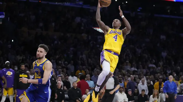 Aksi pemain Lakers Lonnie Walker IV menghancurkan Warriors di game keempat semifinal Wilayah Barat NBA