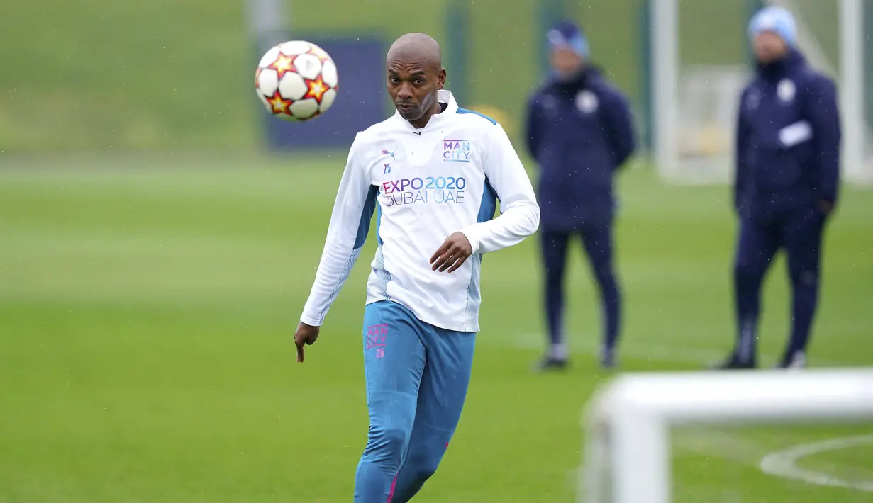 Gelandang Manchester City Fernandinho saat sesi latihan jelang pertandingan Liga Champions di City Football Academy, Selasa (12/4/2022). Manchester City akan bertandang ke markas Atletico Madrid untuk melakoni laga kedua perempat final Liga Champions, Kamis 14 April 2022. (Martin Rickett/PA via AP)