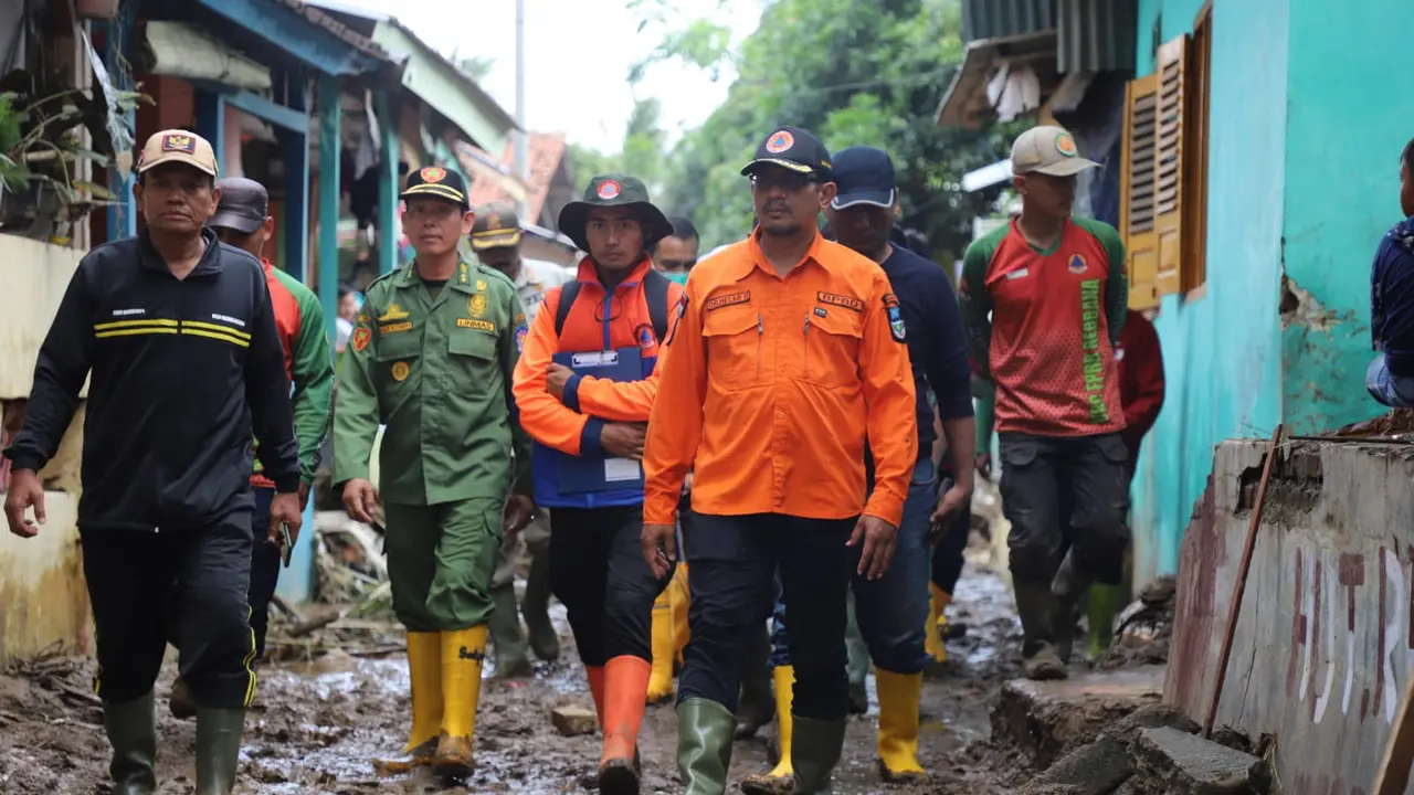 Wabup Garut Helmi Budiman, melakukan kunjungan lapangan di lokasi banjir bandang kecamatan Pameungpeuk, Jumat (23/9/2022). (Liputan6.com/Jayadi Supriadin)
