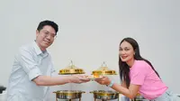 Model Kaus Pink Cantik Luna Maya, Jadi Simpel Berkelas Tanpa Effort Berlebihan