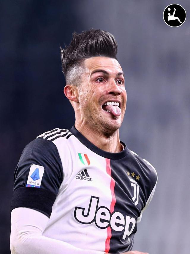 Foto Editan Pesepak Bola dengan Gaya Rambut Mohawk