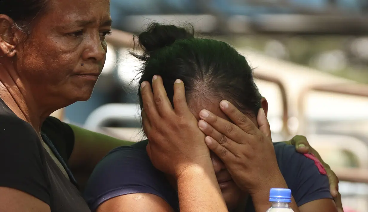 Di 13 penjara Ekuador lainnya, para narapidana menyandera hampir 100 sipir dalam beberapa hari terakhir dan melakukan aksi mogok makan, antara lain menuntut perbaikan sanitasi dan makanan. (AP Photo/Cesar Munoz)