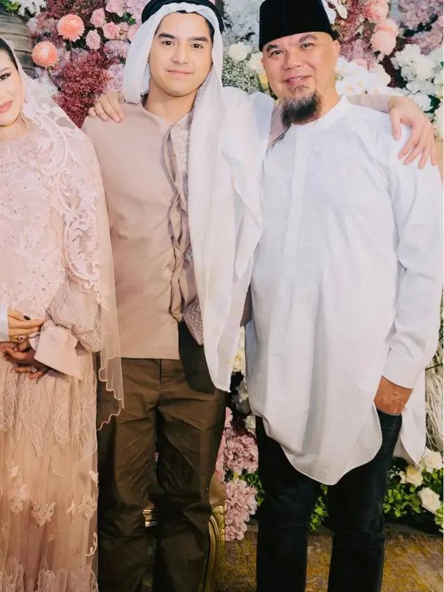 Mulan Jameela  di Pengajian 4 Bulanan Alyssa Daguise pakai kerudung putih. [@ahmaddhaniofficial]