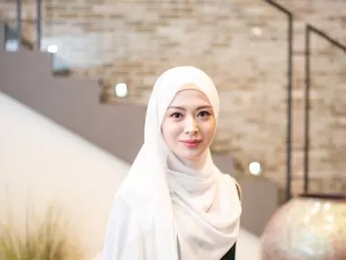 Ayana tampil anggun dengan hijab berwarna putih dengan bagian samping menjuntai. Namun, warna hijab ini kerap dihindari oleh para hijabers karena terkadang membuat wajah terlihat kusam. (Instagram/@xolovelyayana)