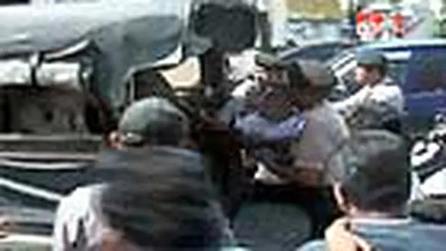 Penertiban pedagang yang dilakukan petugas Satpol PP di sepanjang Jalan Tulukebassy, Ambon, Maluku, berlangsung ricuh. Satu orang terluka di kepala akibat lemparan batu. 