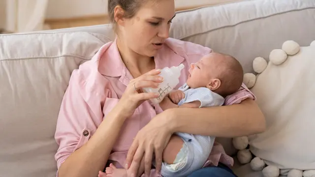 Hati-hati! Kebiasaan Menyandarkan Botol Susu Bisa Berbahaya untuk Bayi, Kenali Penjelasannya
