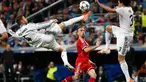 Pemain bertahan Real Madrid, Sergio Ramos (kiri) melompat merebut bola yang mengarah ke Frank Ribery (Bayern Munich) dalam laga pertama semifinal Liga Champions di Stadion Santiago Bernabeu, Madrid, Spanyol (24/4/2014). (REUTERS/Paul Hanna)
