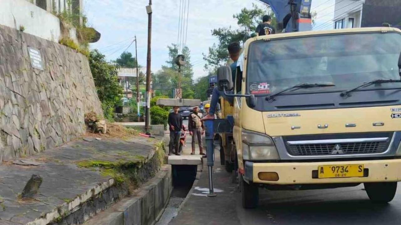 Kementerian PU Pasang Penutup Saluran Air Pacet-Cipanas, Cegah Insiden Tragis