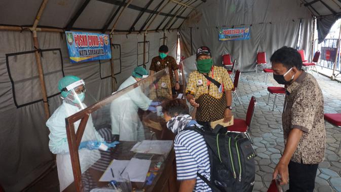 Petugas kesehatan sedang memeriksa kesehatan penghuni karantina di Graha Wisata Mandiri yang menjadi Posko Covid-19 di Solo.(Liputan6.com/Fajar Abrori)