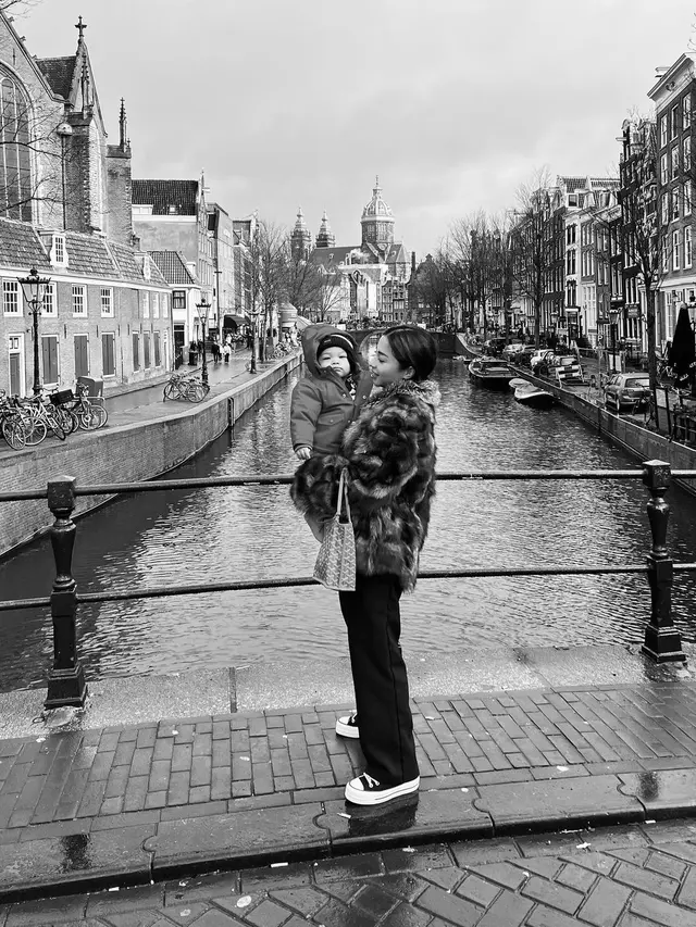 Nikita Willy bersama Baby Izz di Amsterdam (Instagram/nikitawillyofficial94)