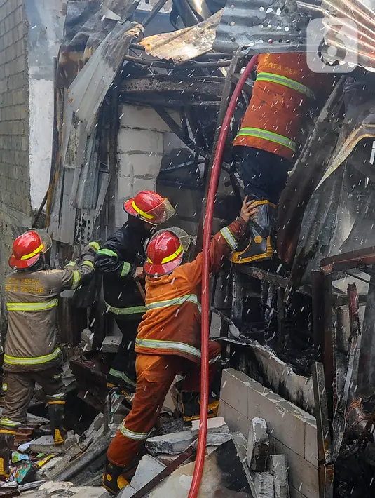 <p>Hingga kini, belum diketahui pasti penyebab kebakaran yang melanda gudang penyimpanan barang bekas tersebut. (merdeka.com/Arie Basuki)</p>