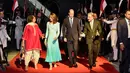 Pangeran William dan Kate Middleton disambut Menteri Luar Negeri Pakistan Shah Mehmood Qureshi di Pangkalan Udara Nur Khan, Islamabad, Senin (14/10/2019). Pangeran William dan Kate akan berada di Pakistan selama lima hari untuk misi budaya, politik, ekonomi dan sosial. (STR / AFP)