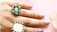 Ingin mempercantik kuku dengan kuteks? Coba pilihan glitter nail art yang seru. (Foto: Instagram/@teenvogue)