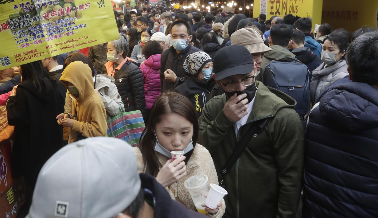 Pengunjung berbelanja untuk perayaan Tahun Baru Imlek yang akan datang di pasar Jalan Dihua di Taipei, Taiwan, Jumat, 20 Januari 2023. Pembeli Taiwan mulai berburu makanan lezat, makanan kering, dan barang murah lainnya di pasar menjelang perayaan Tahun Baru Imlek yang menurut kalender lunar akan berlangsung pada 22 Januari. (AP Photo/Chiang Ying-ying)